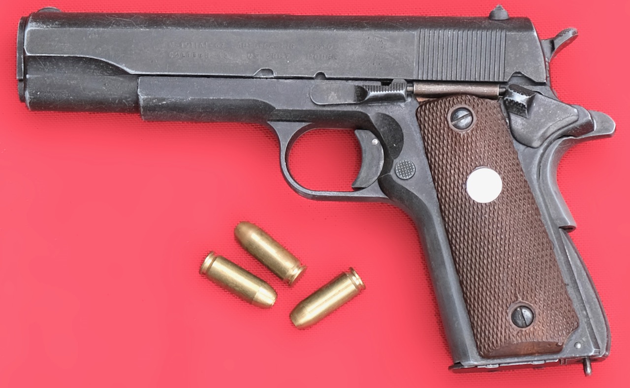 Pistolet Semi-automatique Avec Chargeur Et Munitions Sur Fond