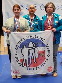 Sélène remporter la médaille d'or de 812, le jour de l'adhésion famille, puis la médaille d'argent toujours en 812 mais par équipes (avec son père) et les parents obteniennent la médaille de bronze par équipe en 823. 