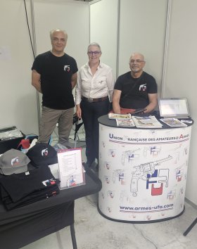 Martine GUEZEL, la 1ère Vice-présidente de la FFTir, lors d'une de ses visites à notre stand.