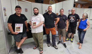 Des membres d'un club rend visite à l'UFA après le contrôle de leurs armes. Ils repartent avec de bonnes lectures (LégiArm n°12).