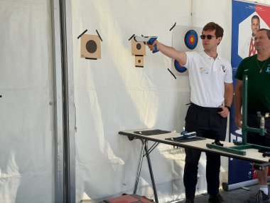 Karl, le Secrétaire de l'UFA s'exerce au tir laser sur le stand de la FFTir.