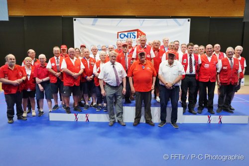 La photo de groupe des arbitres. Au 1er plan : Jean-Pierre CHAULIER, vice-président de la FFTir, Georges DURAND (fondateur du TAR) et André GLEIZE. Au centre derirère Georges DURAND, Alain GUARLATTTI? président des arbitres de ce CdF.