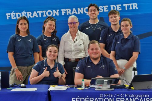 L'équipe d'accueil de la FFTir entoure sa Vice-présidente, Martine GUEZEL.